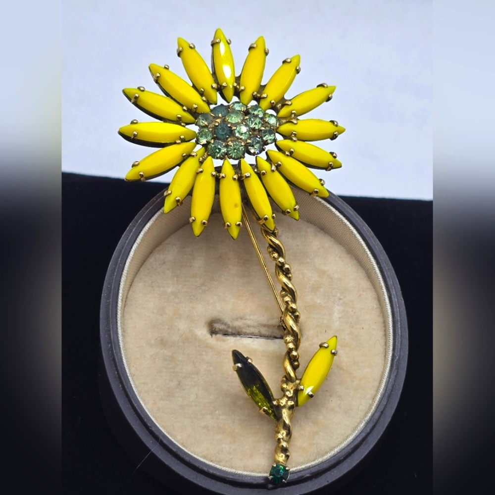 Weiss Bright Yellow Green Daisy Brooch Large Flower Power Uranium Happy Garden